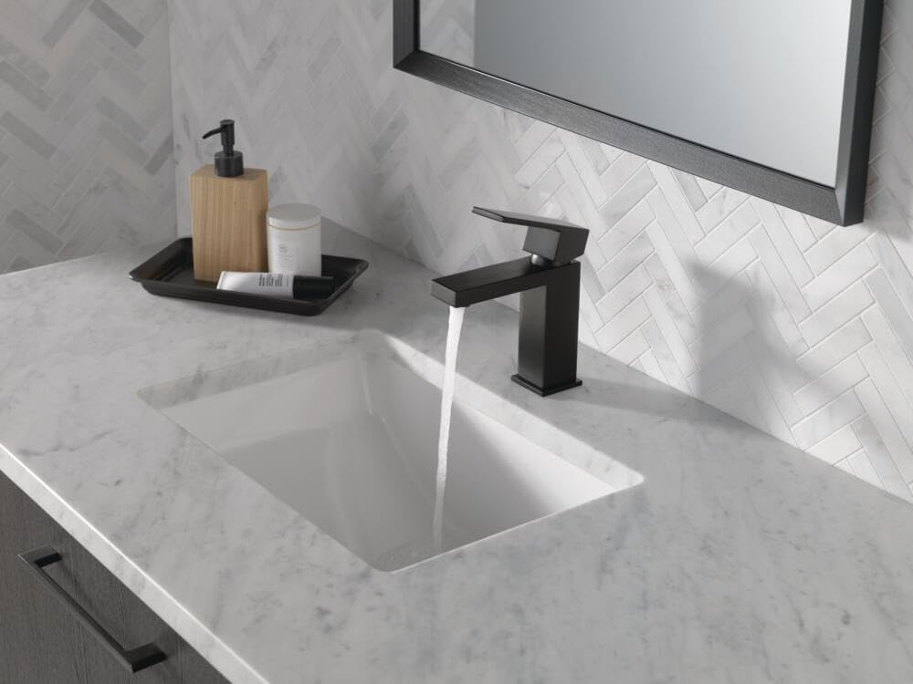 Delta Modern Matte Black Bathroom Faucet 1 Hole, Single Hole Bathroom Sink Faucet for Vanity, Metal Push-Pop Drain Assembly, Matte Black 567LF-BLGPM-PP