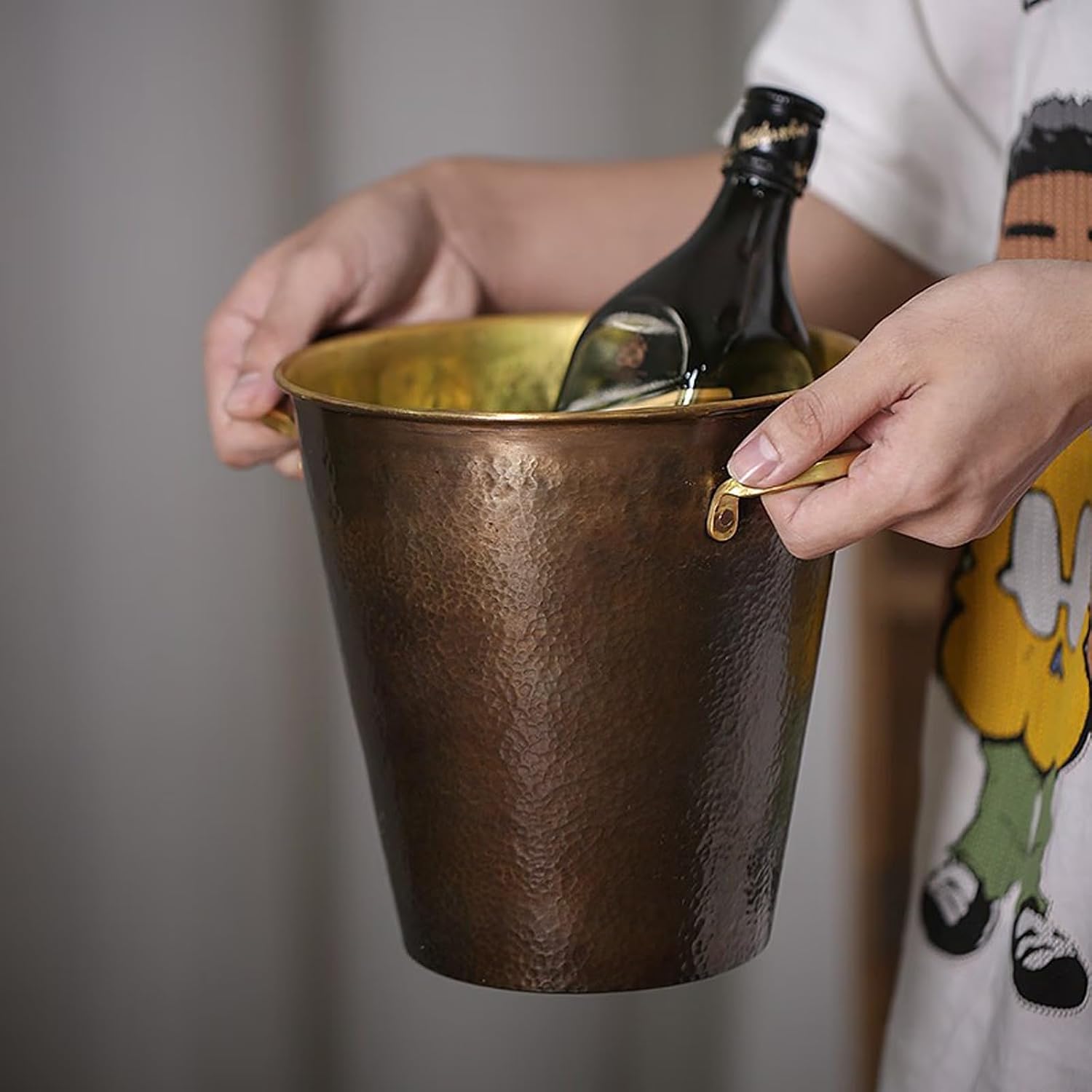 Ice Bucket Japanese Handmade Hammered Brass Insulated Ice Bucket with Gold Handles Retro Metal Ice Buckets, Beverage Tub Ice Bucket Champagne Buckets for Business and Family Party Drinks Cooler/Beer B