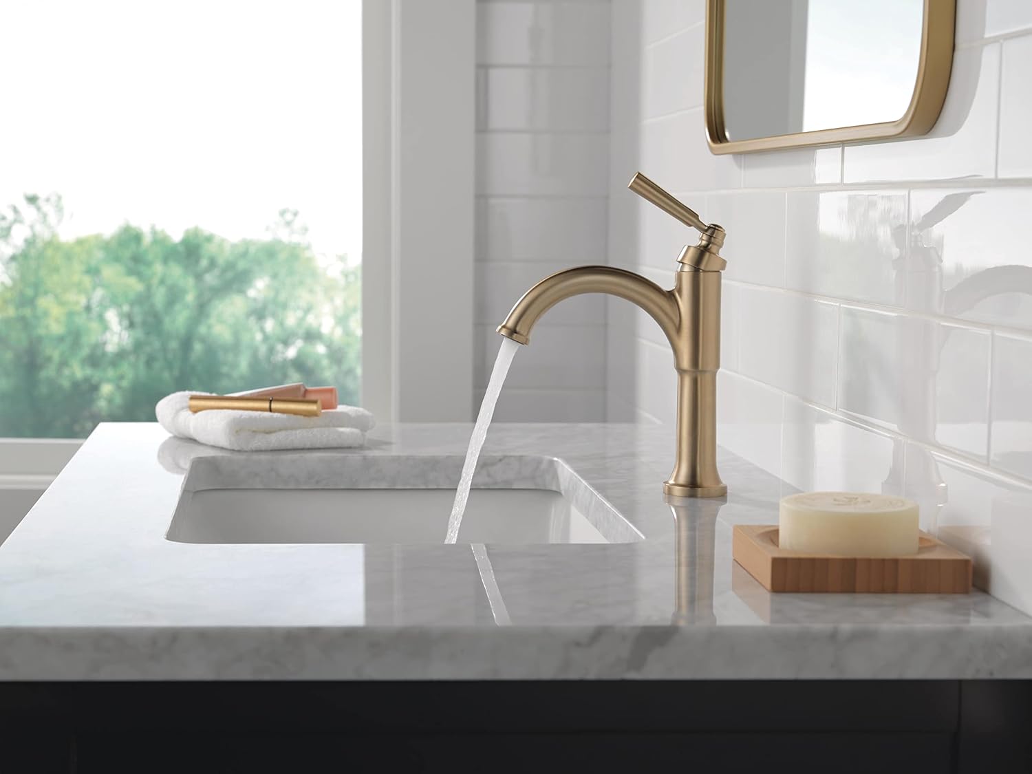 Delta Faucet Saylor Single Hole Bathroom Faucet, Gold Bathroom Faucet, Single Handle Bathroom Sink Faucet, Diamond Seal Technology, Drain Assembly, Champagne Bronze 535-CZMPU-DST