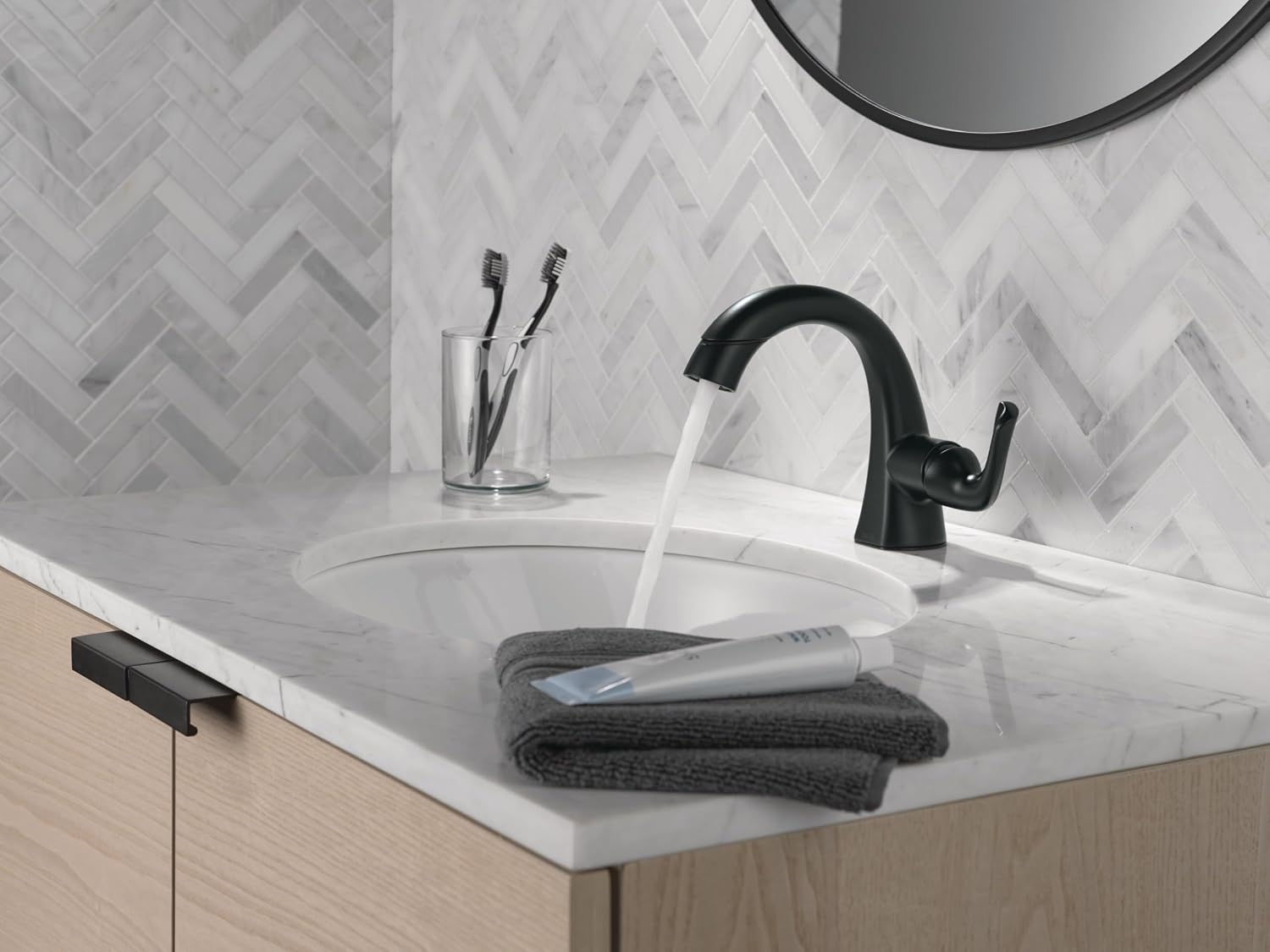 Delta Arvo 1 Hole Matte Black Bathroom Faucet with Sprayer, Single Hole Bathroom Sink Faucet with Pull Out Sprayer for Vanity, Push-Pop Drain, Matte Black 15840LF-BLPD